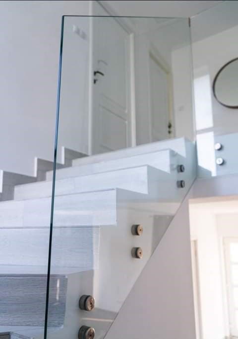 Frameless glass staircase guardrail